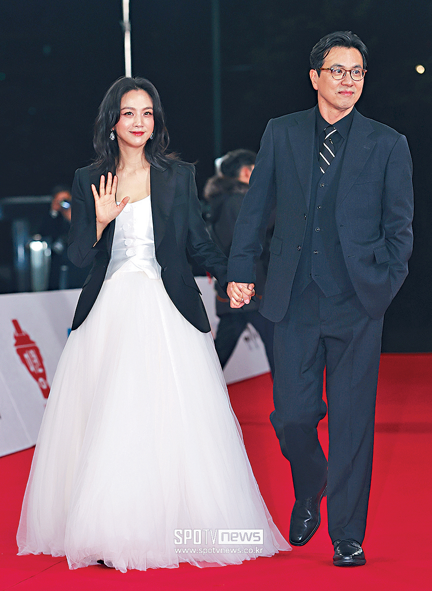湯唯拖住導演老公金泰勇現身,夫妻檔行紅地毯。