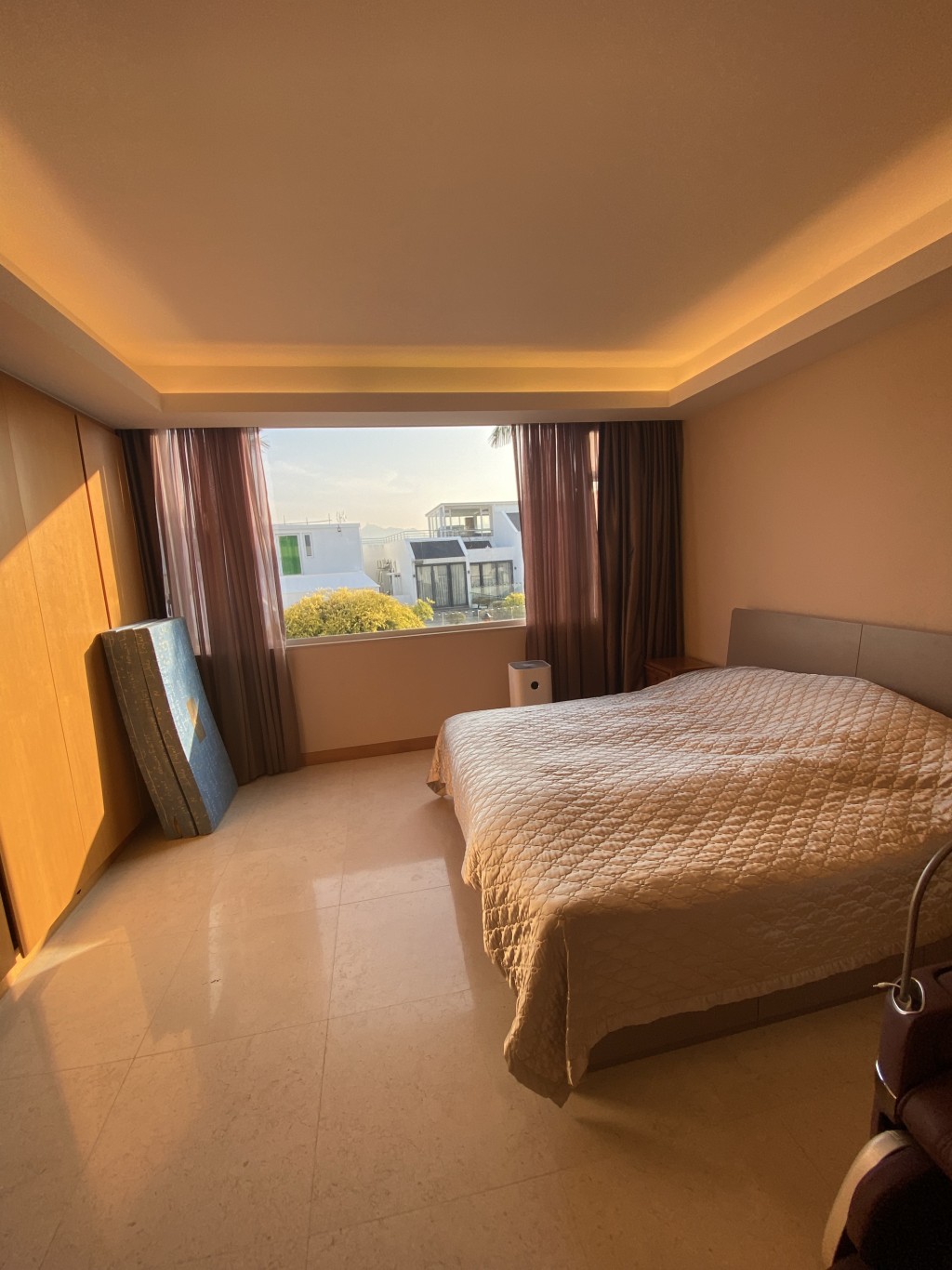 圖中睡房以白色為主調， 簡約清新，同時能營造出空間感。