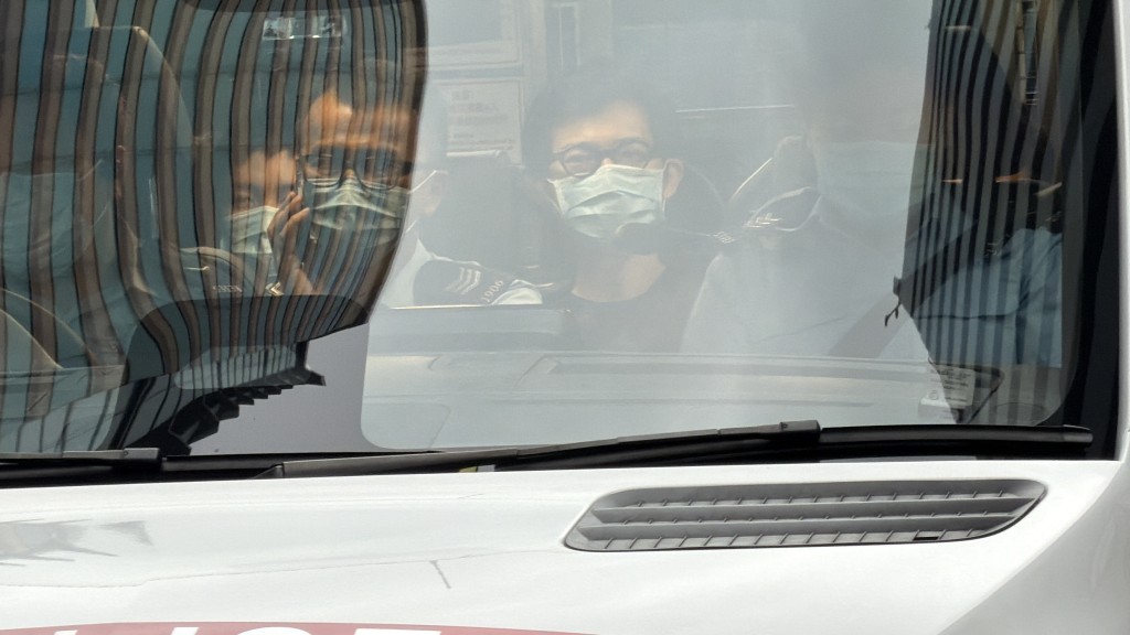 警車離開北角警署，押解林作往東區法院提堂。