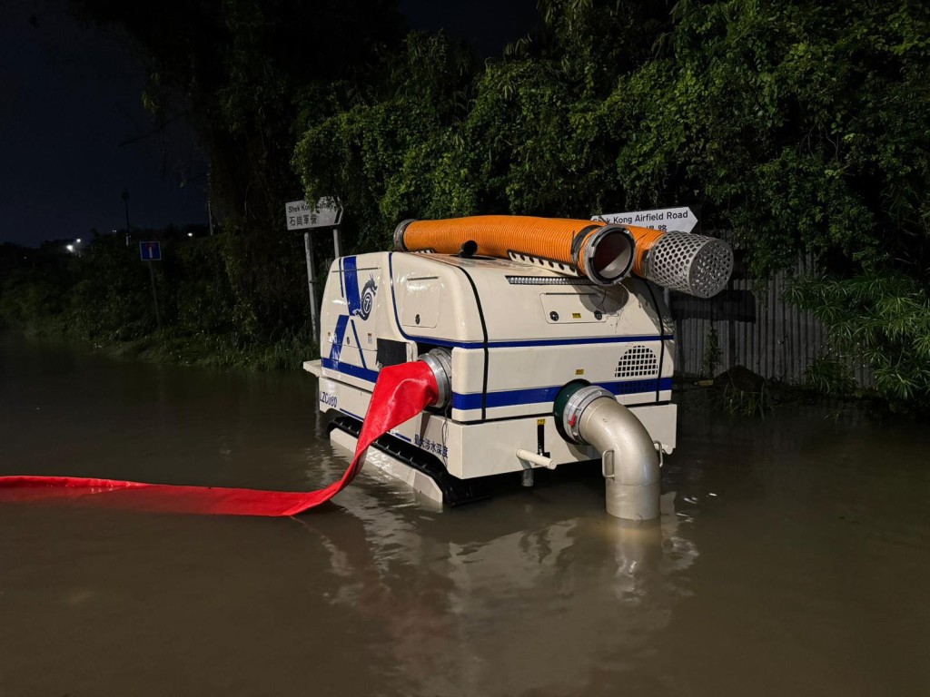 強力排水機械人「龍吸水」,前往粉嶺公路及石崗機場路協助排水。Facebook「下水水 Drainy」圖片 強力排水機械人「龍吸水」,前往粉嶺公路及石崗機場路協助排水。Facebook「下水水 Drainy」圖片