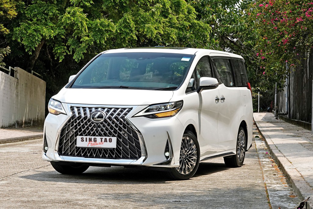 2021年製造的LM350 7-Seater受到加稅影響,車價比去年貴了十二萬多元,現為$1,280,640起。