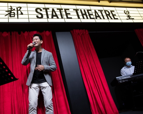 楊立門(左)唱金曲，曾浩輝伴奏。新世界發展圖片