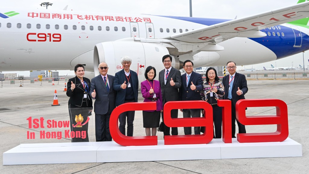 行會非官守議員與財政司副司長黃偉綸(右四)和香港商用航空中心有限公司總經理馮慧儀(左一)在C919飛機前合照。政府新聞處