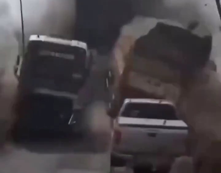 行车记录仪拍下大桥断塌的一刻。X@République 行车记录仪拍下大桥断塌的一刻。X@République