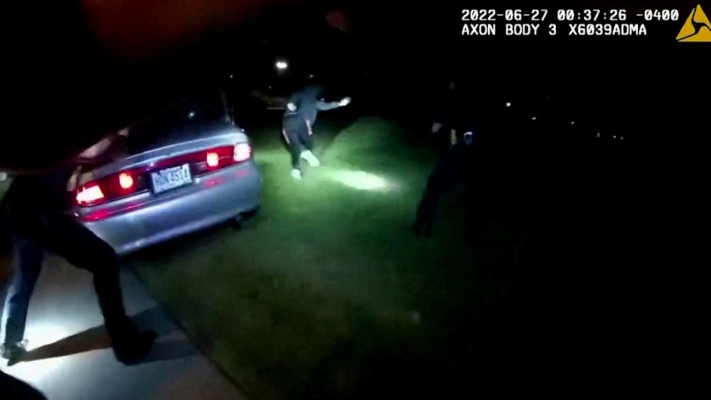 警方公布警员随身摄录机影片显示沃尔克弃车逃跑。REUTERS