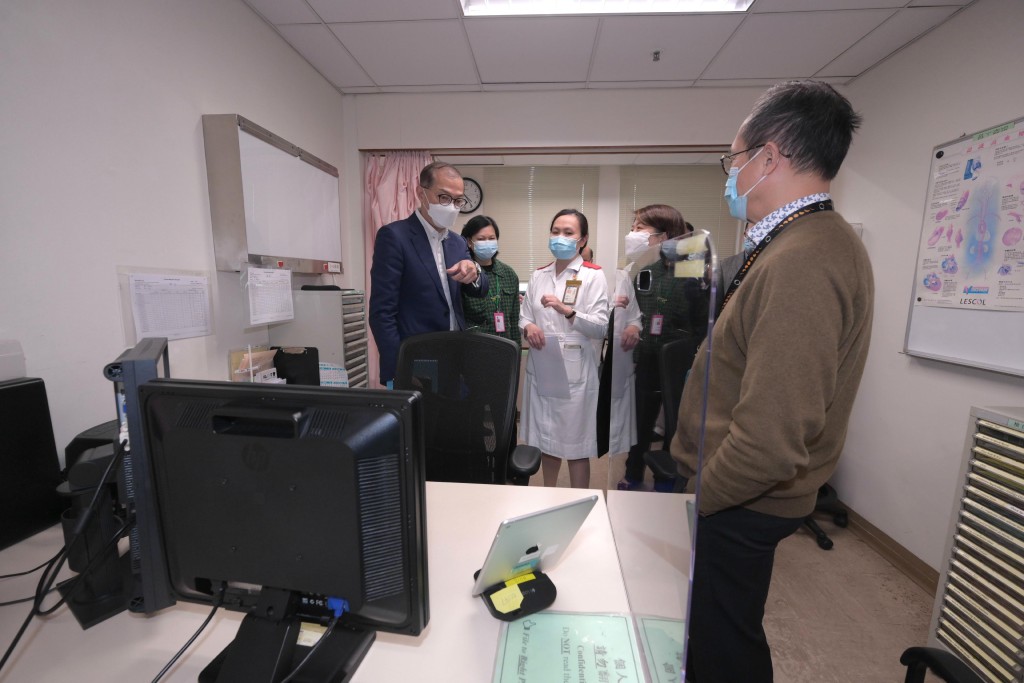 盧寵茂（左）表示，雖然香港最近的新冠病毒感染人數有所回落，但隨着農曆新年假期將至，公立醫院的服務需求將持續緊張。