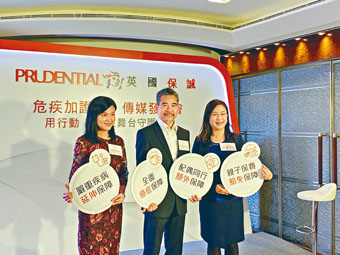 保誠行政總裁容佳明(中)稱,該公司今年4月份推出的自願醫保及可扣稅延期年金的產品表現理想。