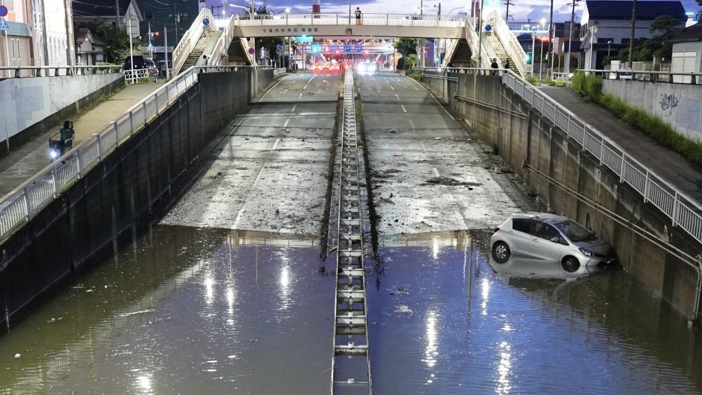 日本千葉縣世紀暴雨導致道路水浸，有人受困地下通道在車中溺斃。 路透社