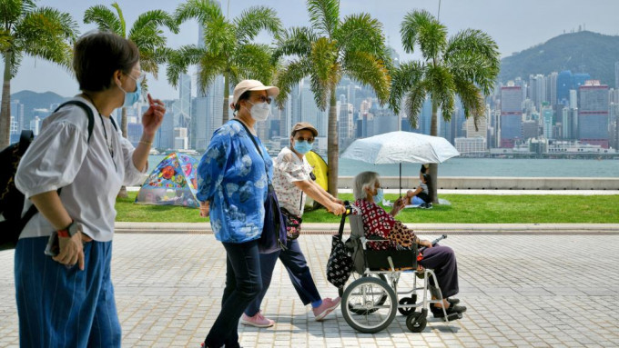 當中約4成照顧者為60歲以上，反映以老護老的情況普遍。資料圖片