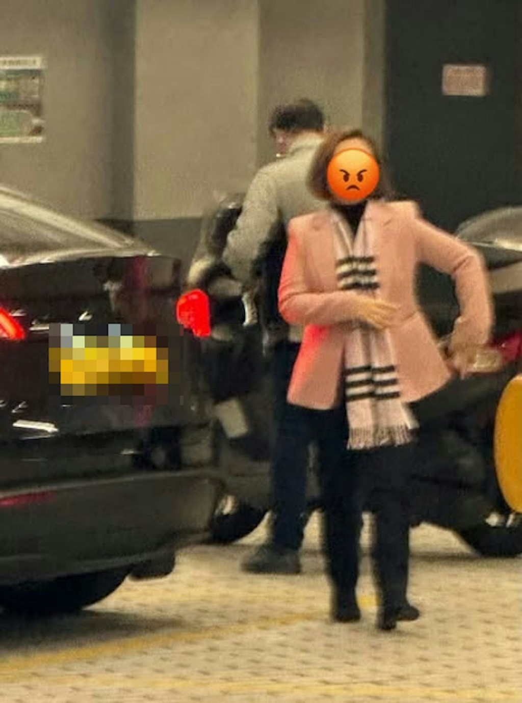 裁判官高偉雄提醒案情嚴重,涉及逆線行駛,陳是經深思熟慮而作出涉案行為,終判處罰款2千元及停牌1個月。 裁判官高偉雄提醒案情嚴重,涉及逆線行駛,陳是經深思熟慮而作出涉案行為,終判處罰款2千元及停牌1個月。