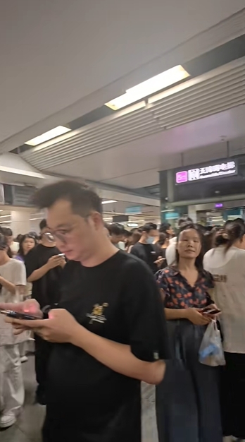 深圳地鐵5號線28日早上發生故障，網民發布「快擠成肉餅」的影片。 抖音