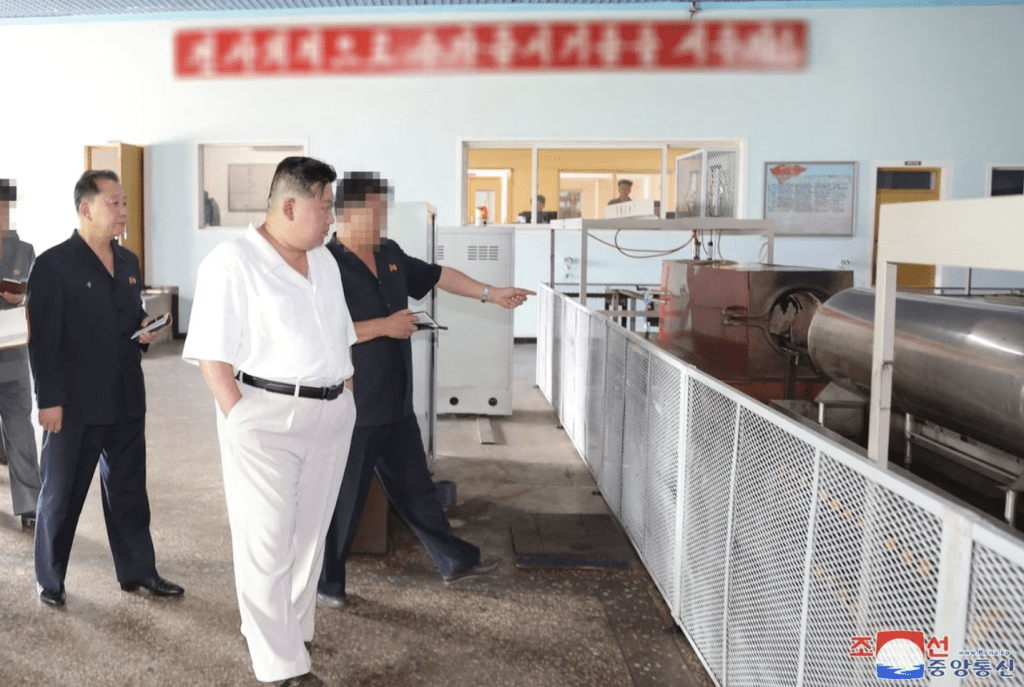 朝中社发布并由路透社于2023 年9 月3 日获得的这张照片显示，朝鲜领导人金正恩在朝鲜一处秘密地点视察军火工厂。路透社