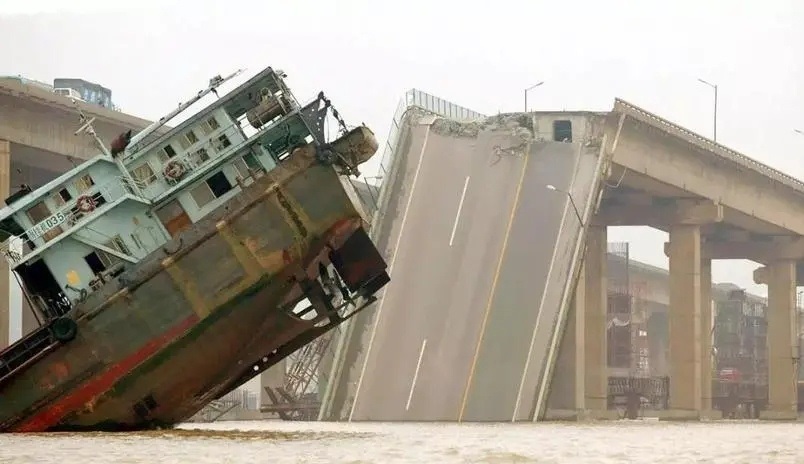 佛山九江大橋2007年曾被撞塌。