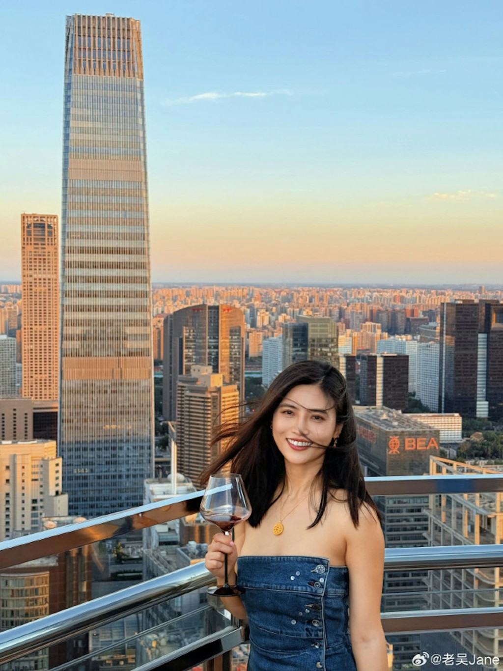 Jane曾遭外界質疑有「戀父情結」、「另有所圖」。 Jane曾遭外界質疑有「戀父情結」、「另有所圖」。