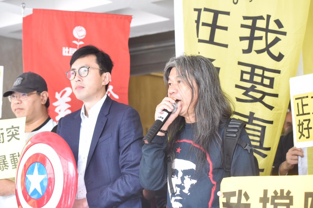 梁國雄到庭外聲援容偉業。