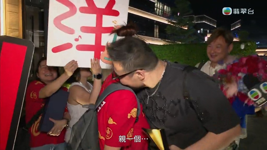 劉洋就擁抱老婆,吻了老婆臉頰。 劉洋就擁抱老婆,吻了老婆臉頰。
