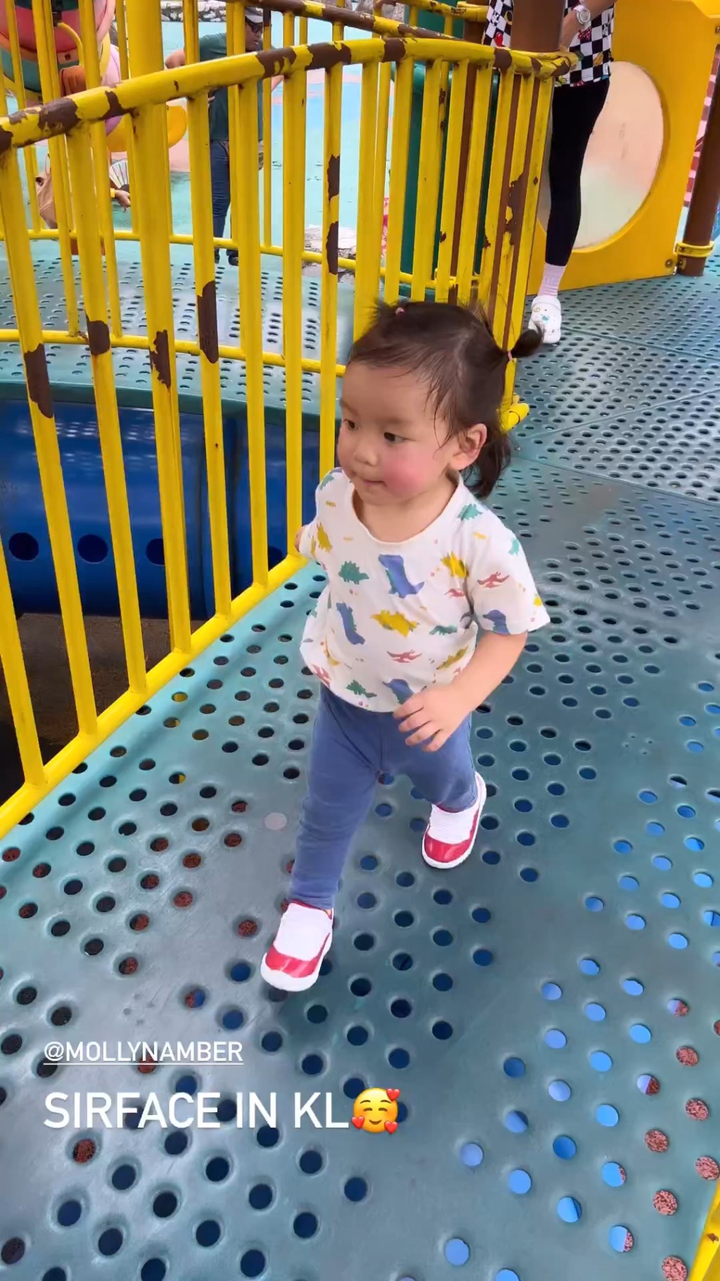 梁諾妍都有貼囡囡去遊樂場玩的短片，Amber玩到塊面紅卜卜。