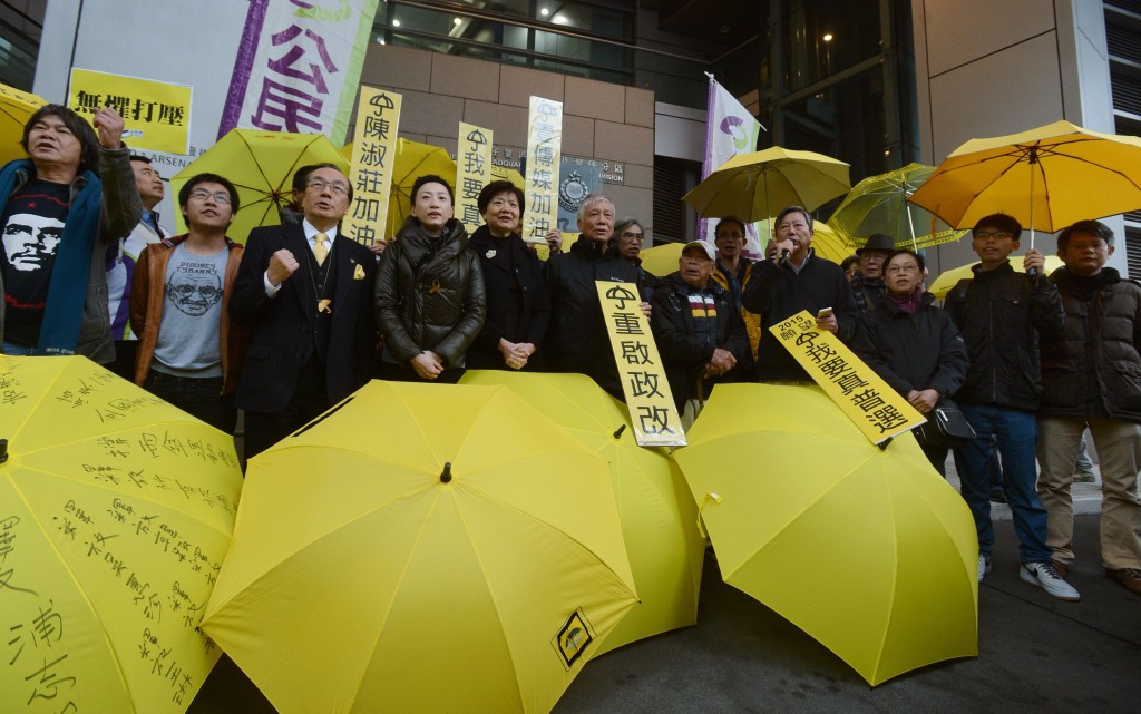 傳統泛民當日把選舉失利歸咎於阿爺，結果在二〇一四年的佔中與二〇一九年的反修例運動當中，都不願意與違法、甚至暴力行為割席。