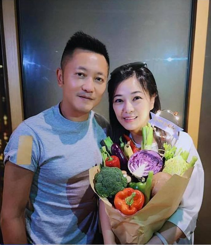 苏志威送杂菜花冧老婆。fb