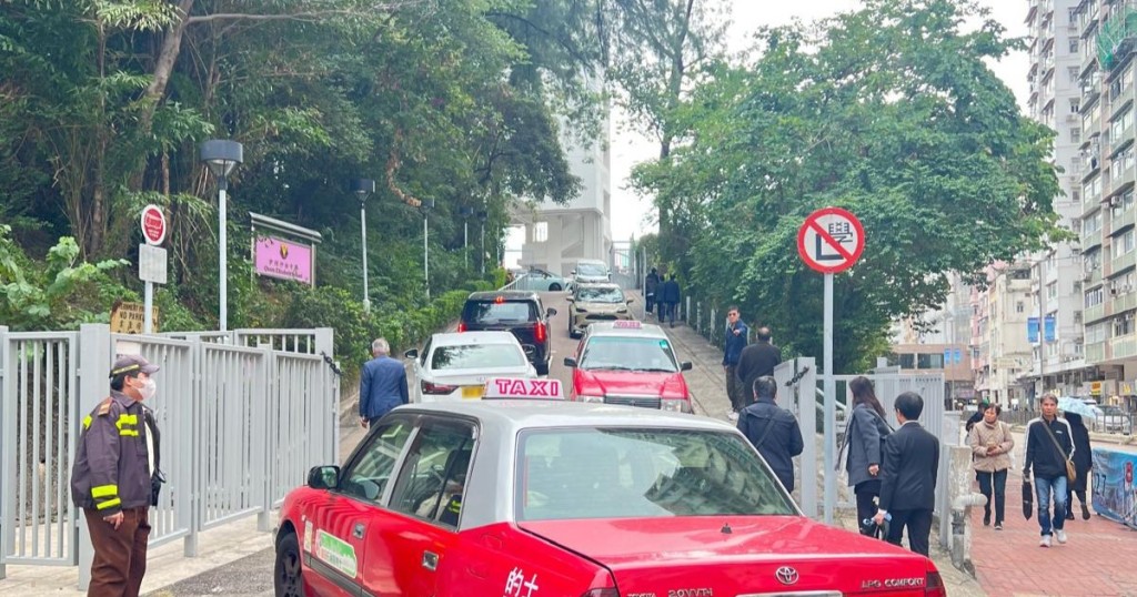 在教育界全港动员大会开始前，现场车辆进出频繁，有交通督导员及警员维持秩序。佘丹薇摄