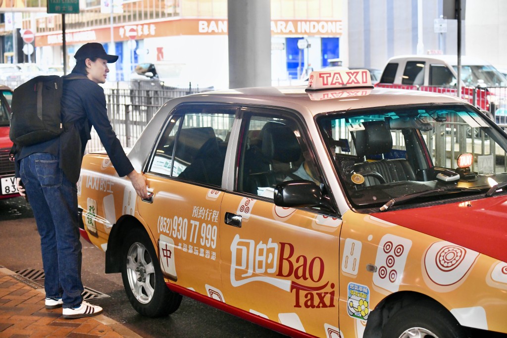 他指目前每日網約車車程約為11萬宗,假設每名司機每日行駛6小時、每小時完成兩程,1萬輛車則每日可應付約12萬程。 他指目前每日網約車車程約為11萬宗,假設每名司機每日行駛6小時、每小時完成兩程,1萬輛車則每日可應付約12萬程。