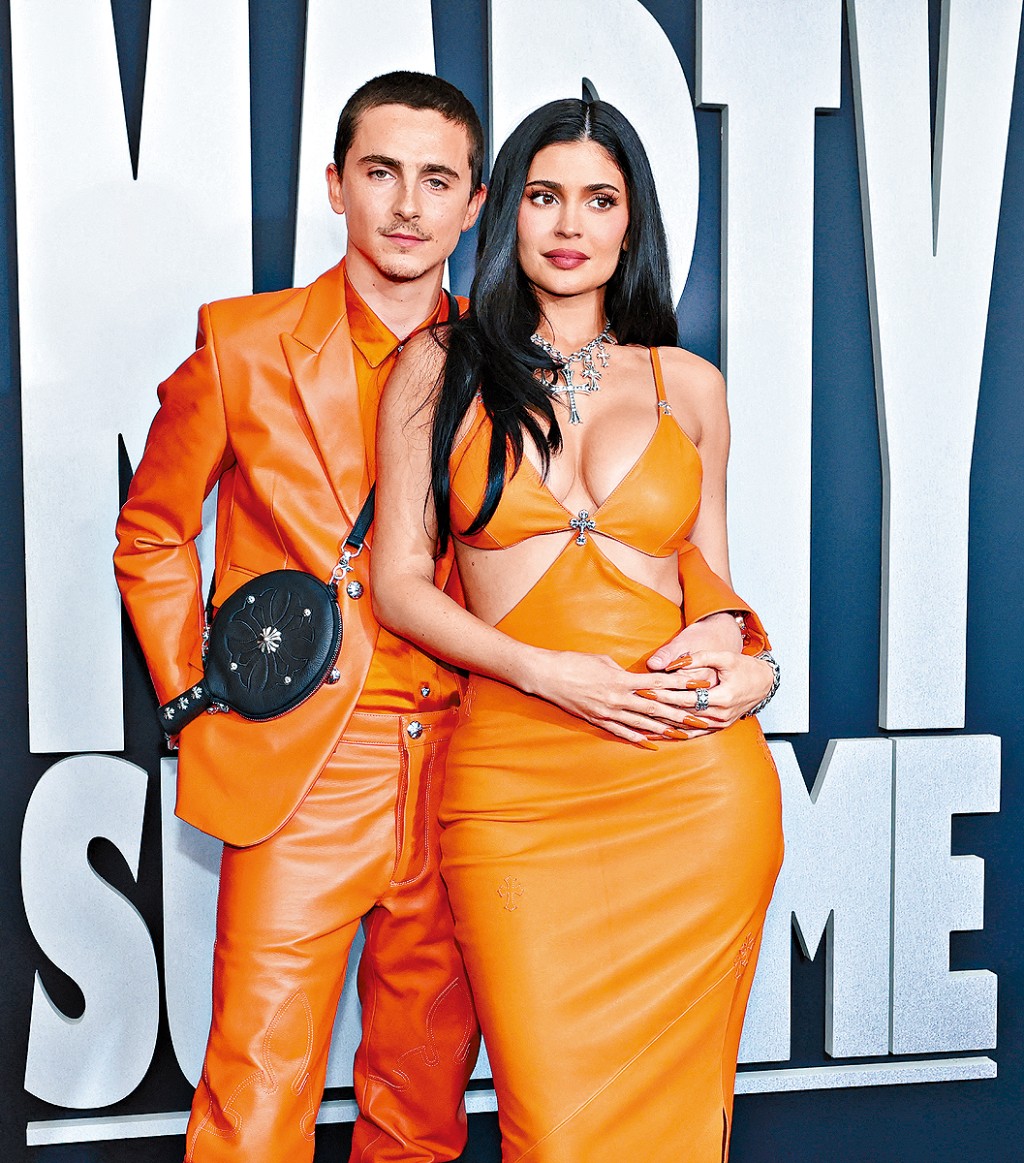 Kylie與添麥菲以情侶裝登場，證情未變。