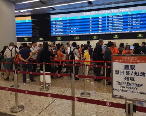 西九站售票系統運不暢順,售票及取票受影響。梁國峰攝
