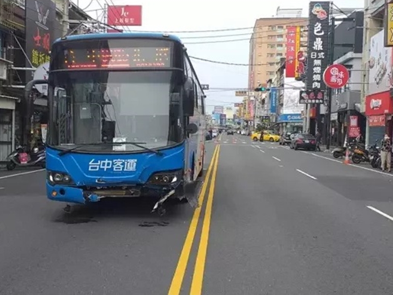 被撞的客運車。網圖