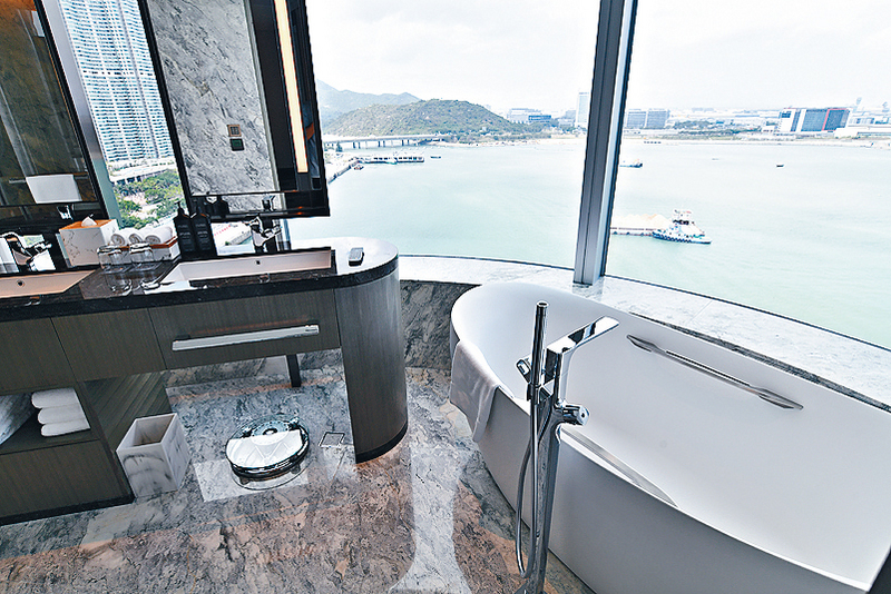 ●東涌世茂喜來登酒店的海景浴室，成為近期網紅們鍾愛的打卡熱點。