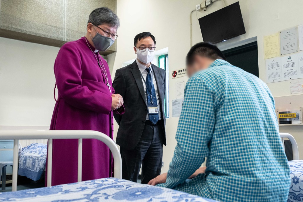 香港圣公会大主教陈讴明到白沙湾惩教所医院向病患的在囚人士送上关怀与祝福。政府新闻处图片