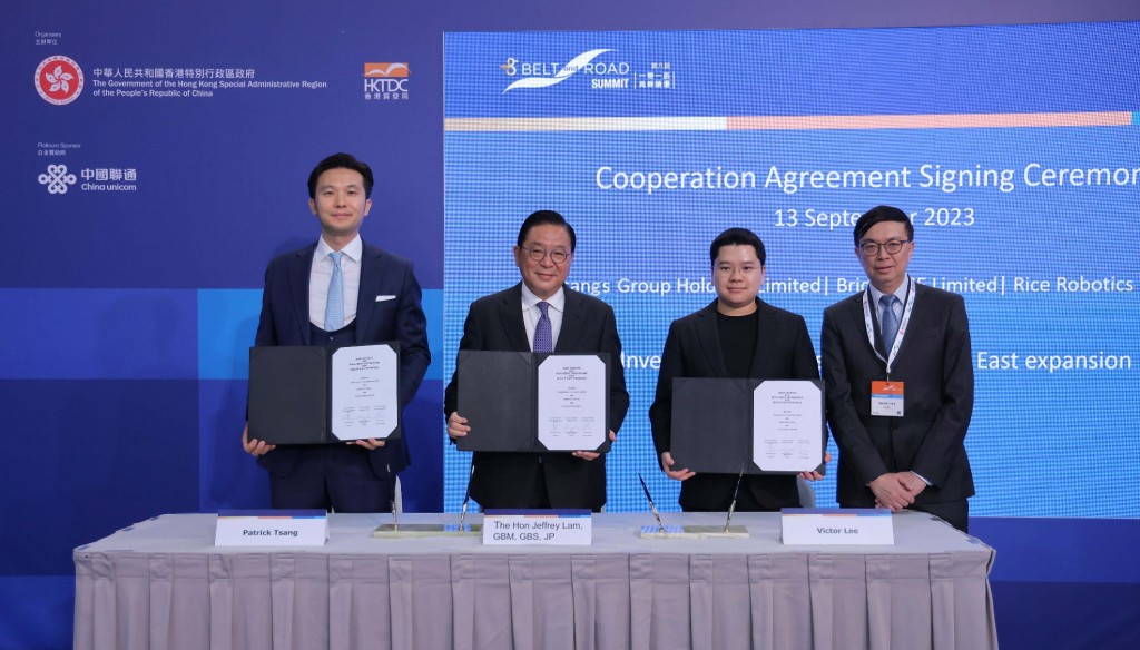 香港特別行政區政府與香港貿易發展局在第八屆一帶一路高峰論壇上與 Rice Robotics 簽署諒解備忘錄。大使會