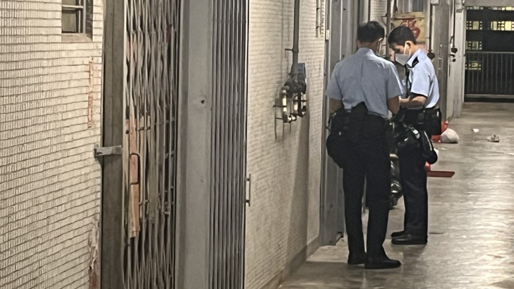 李鄭屋邨半歲瘦弱男嬰遭獨留惡臭單位 保安追租聞哭聲揭發 警拘22歲父親