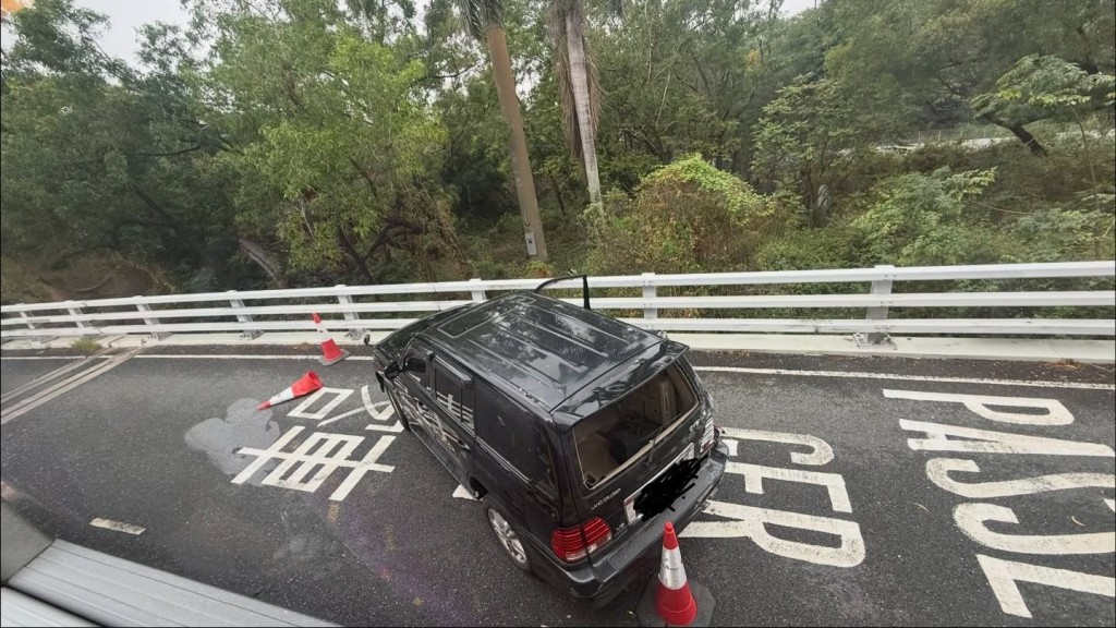 城巴與一輛「死火」私家車發生相撞。Threads@patrick_cheng