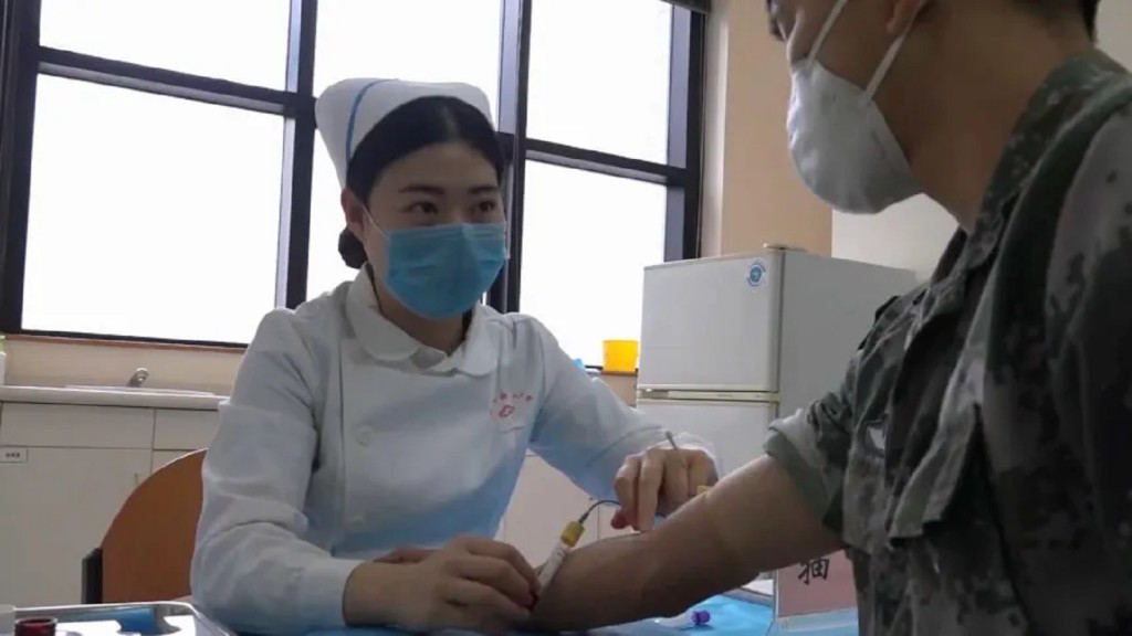 駐港部隊醫院護士長張藝小在上海機場協助搶救昏迷旅客。