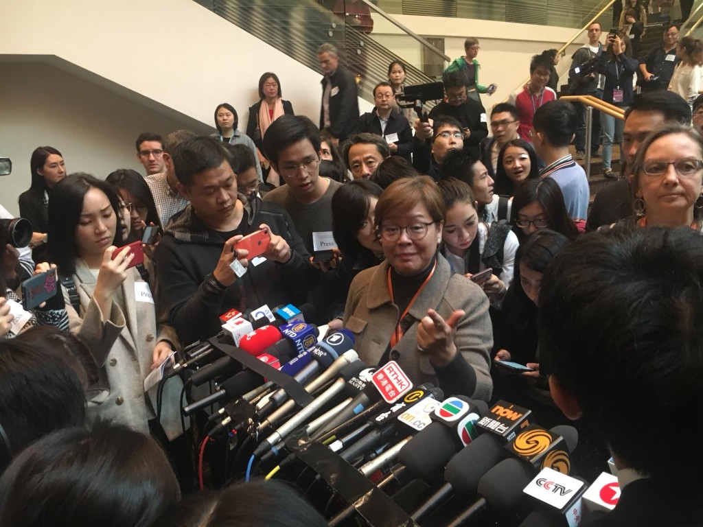 賀建奎透過港科院公關向記者表示不會在場外回答提問。 廖樂欣攝