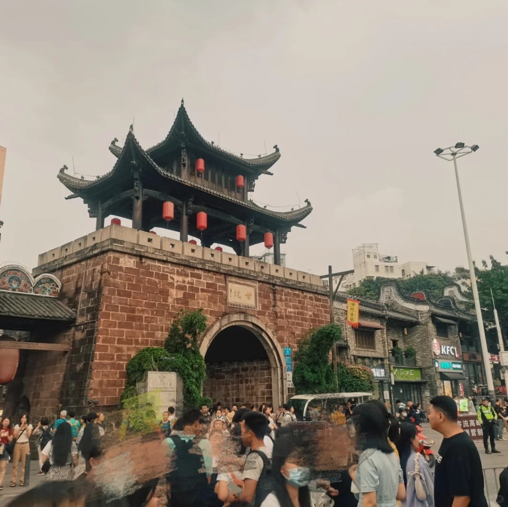 清明3天假期，大量遊客到深圳旅遊。圖為甘坑古鎮。小紅書