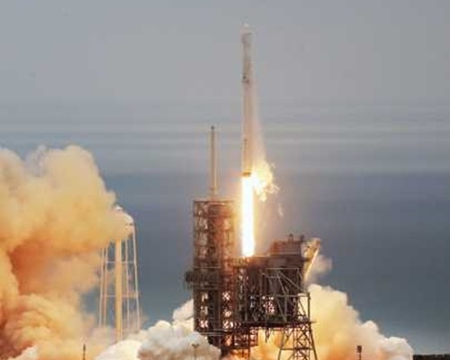 「獵鷹9號」火箭,周日從佛羅里達州美國太空總署發射。AP