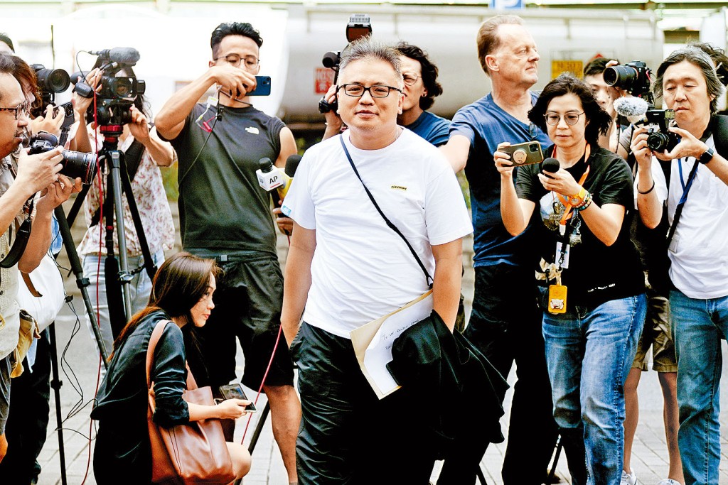 陳朗昇昨進入法庭接受審訊前一刻。