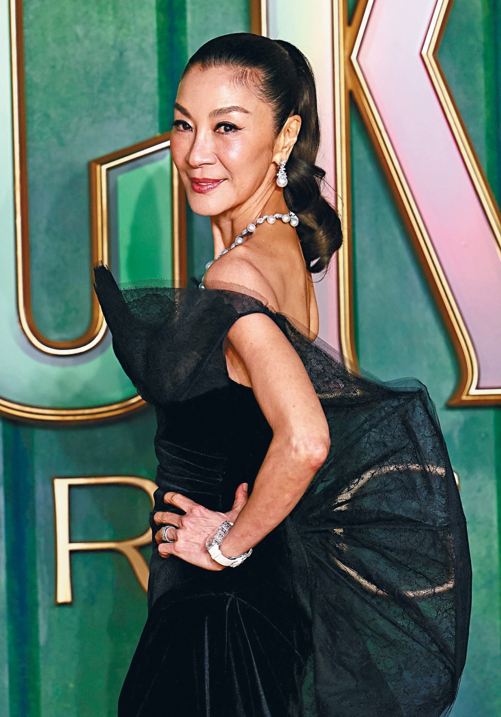 楊紫瓊繼成為首位華裔及亞裔金像影后，又創出新成就，獲頒柏林影展終身成就榮譽金熊獎，成為亞洲第一人！