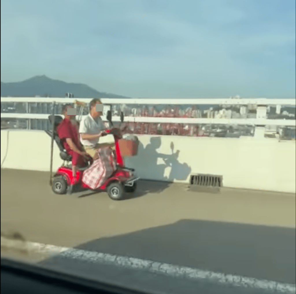 車上放有紅白藍袋及枴杖等雜物。網圖