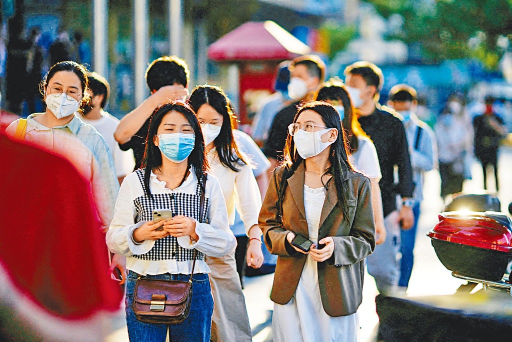 上海「解封」後,白領們陸續復工。