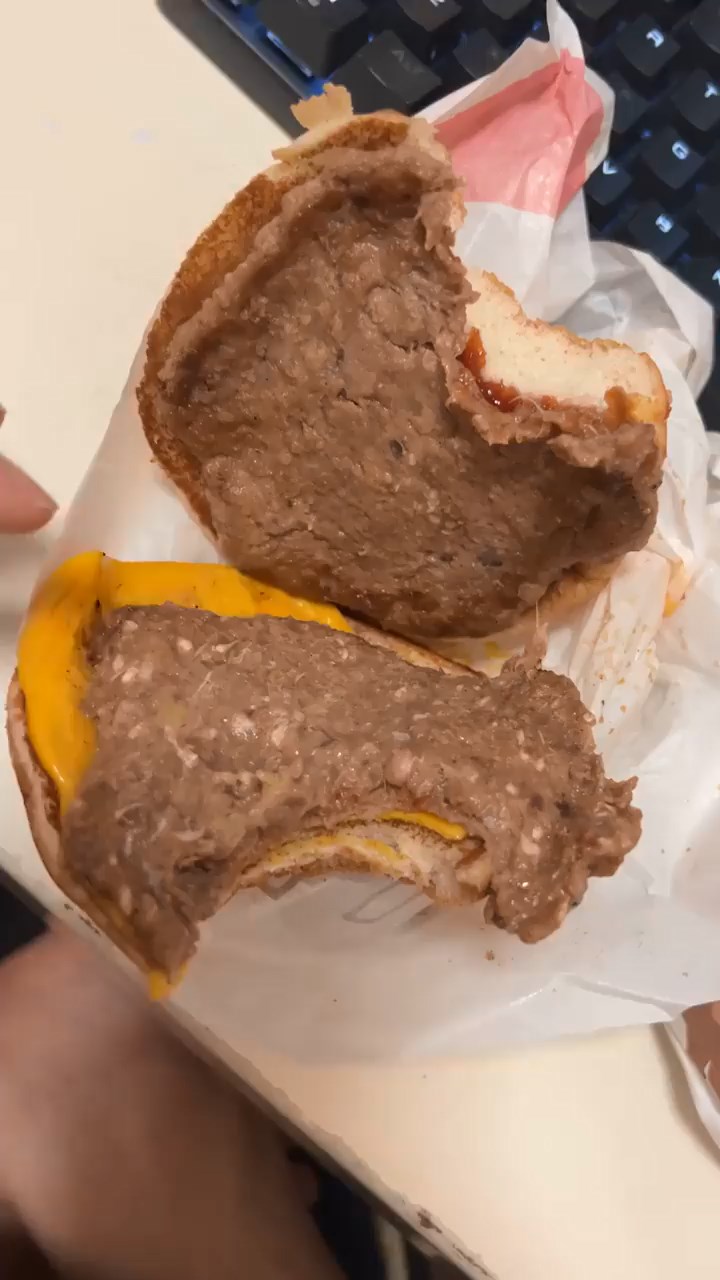 漢堡包內的牛肉非常軟身，甚有黏性。片段截圖