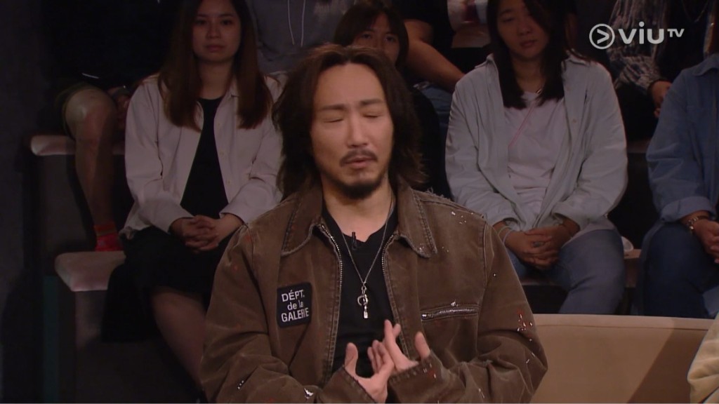 鄭中基滿面鬍鬚現身。 鄭中基滿面鬍鬚現身。