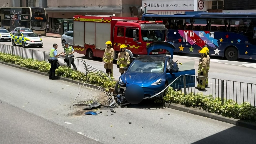 私家車疑失控撞欄，司機一度被困。網上圖片