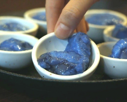 慶祝日本隊表現燒肉店推「藍內臟」。網上圖片