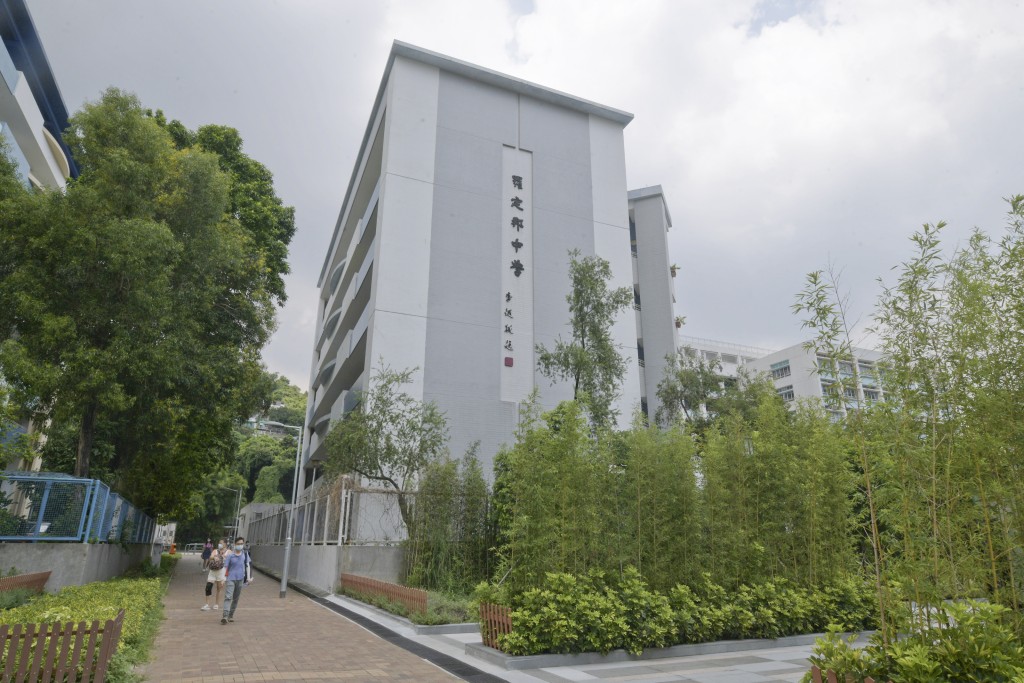 幾位羅定邦中學的男學生幫忙追賊。