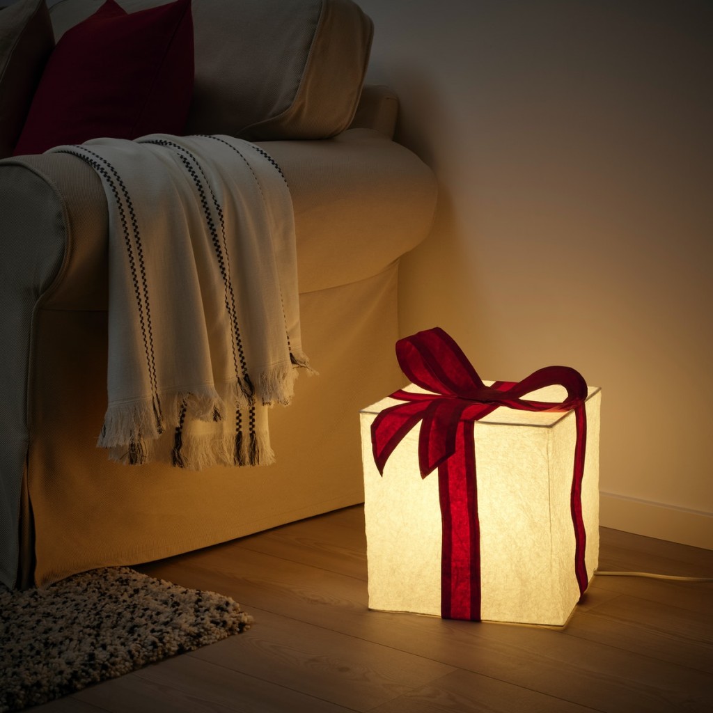 STRÅLA 以聖誕禮物盒為造型，提供明亮柔和光線，為家居增添溫暖舒適的氣氛。(D)