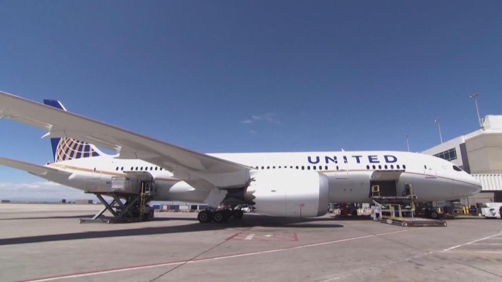 涉事的聯合航空UA32號班機為波音737-800客機，原定飛往菲律賓宿霧。路透社