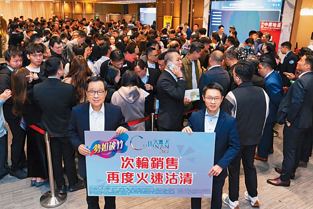 天璽．天2期昨日次輪銷售成功沽清56伙。左為新地雷霆、右為胡致遠。