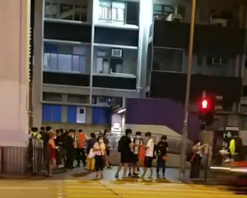 太子站外有人聚集。網民截圖